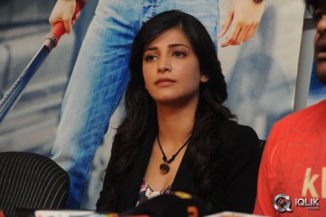 Shruti Haasan at Ramayya Vastavayya Press Meet